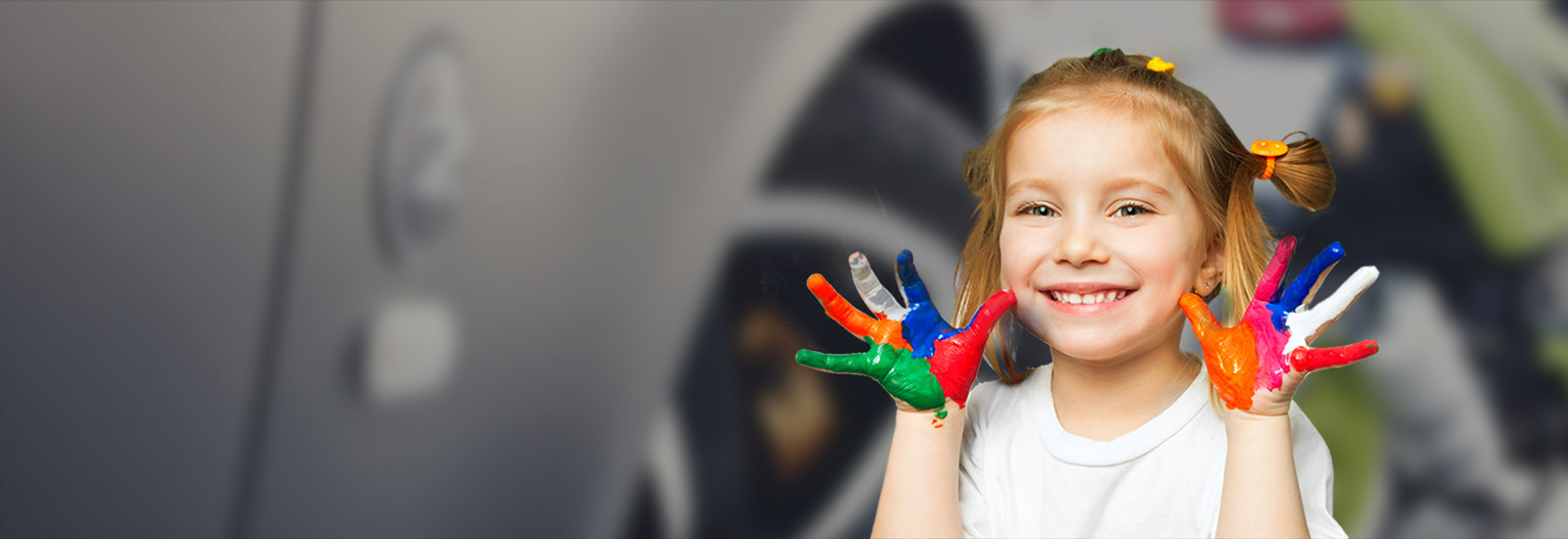 petite fille avec de la peinture sur les mains